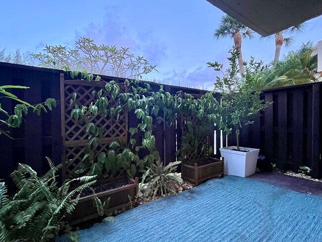 Building Photo - 13720 SW 90th Ave