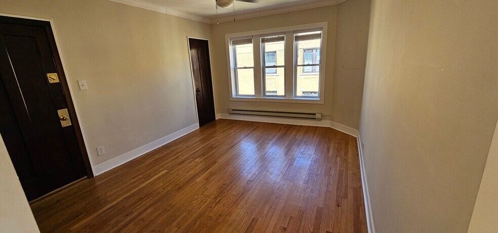 Building Photo - 3824 N Greenview Ave