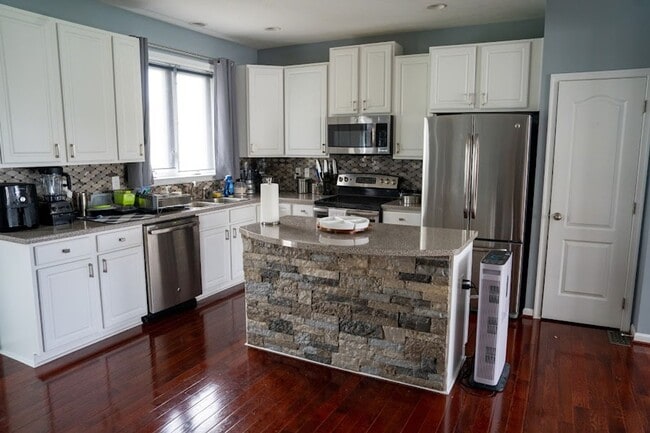 Building Photo - 4 Bedroom 3.5 Bathroom Townhome available in Suncrest Village- 06/4/2026