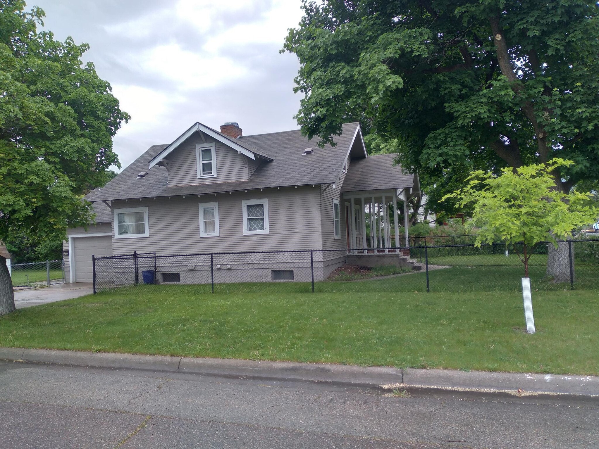 Building Photo - 946 S 5th St W