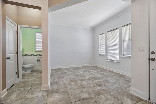 Building Photo - 150 Whisper Rock Dr