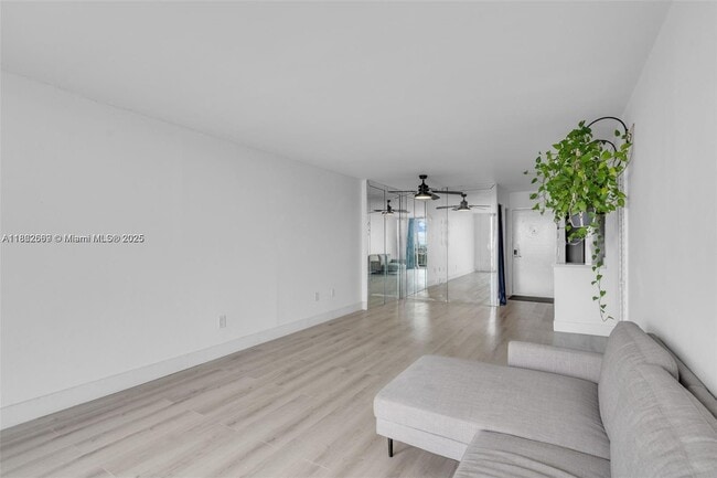 Building Photo - 6900 Bay Dr
