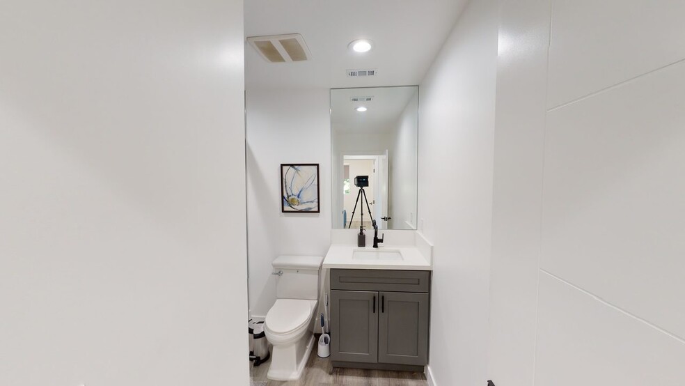 Building Photo - Private bedroom in 4 bed/3 bath Home