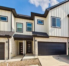 Building Photo - Great Townhouse with private yard