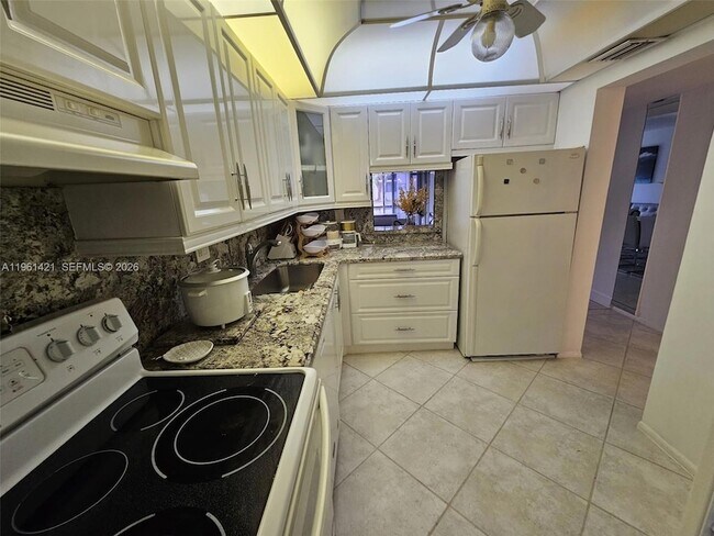 Building Photo - 8020 S Colony Cir