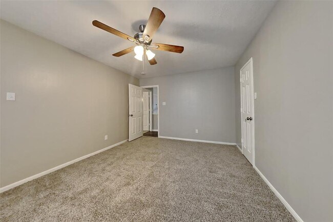 Building Photo - 20415 Drakewood Dr