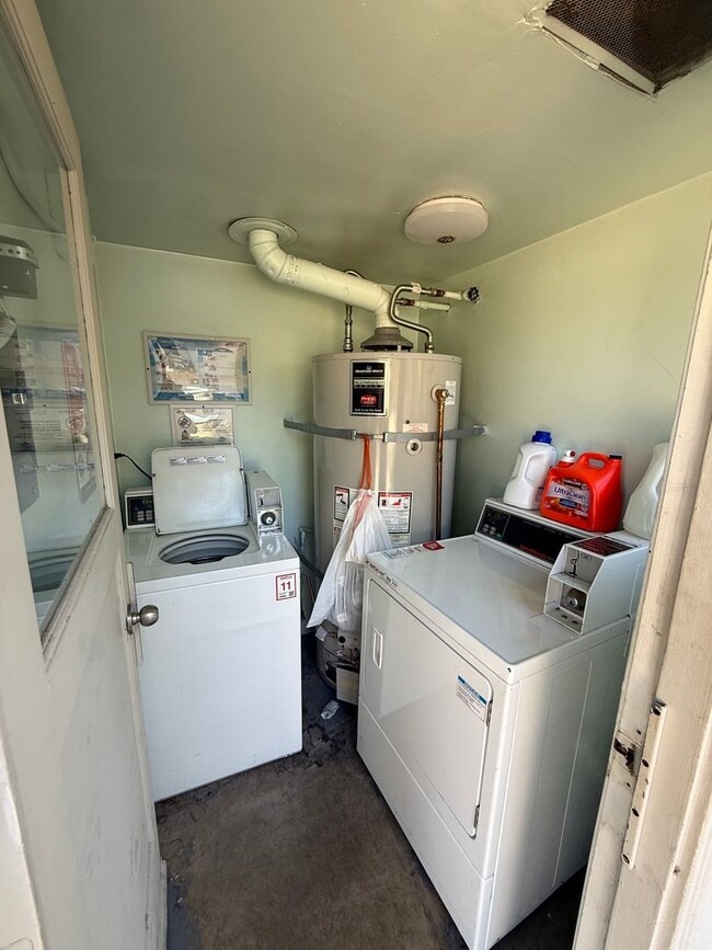 Building Photo - 2 bed | 1 bath | 795 SF | Shared garage | Downstairs unit |  WS&G Paid by Owner