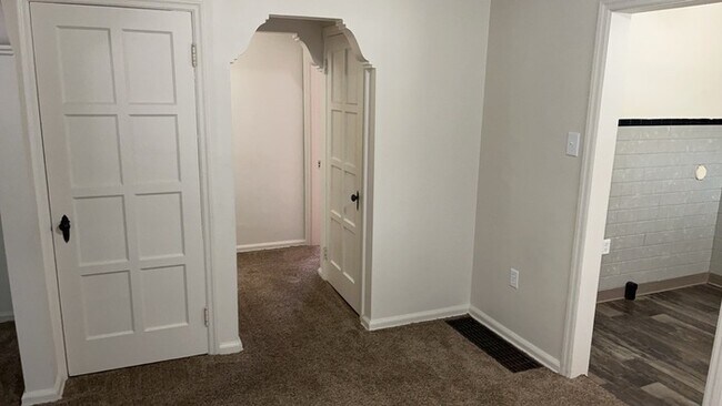 Building Photo - 1076 Sherwood Dr