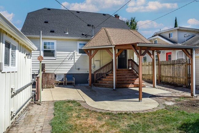 Building Photo - 4 Bedroom 2 Bathroom Home in Salem