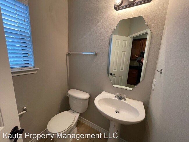 Building Photo - 2 br, 2.5 bath House - 910 Glenn Crossett St