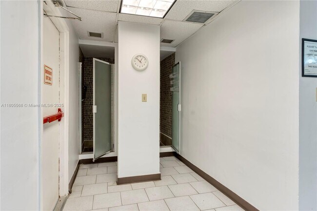 Building Photo - 500 Bayview Dr