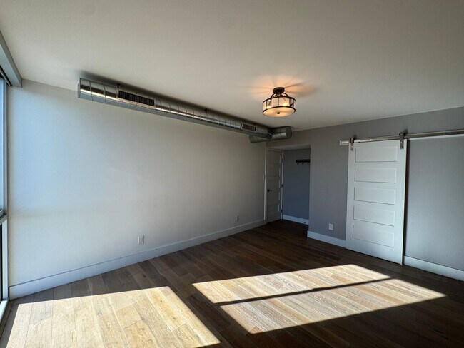 Building Photo - Luxury 2 Bedroom Condo Available at Regency House in Central Phoenix!