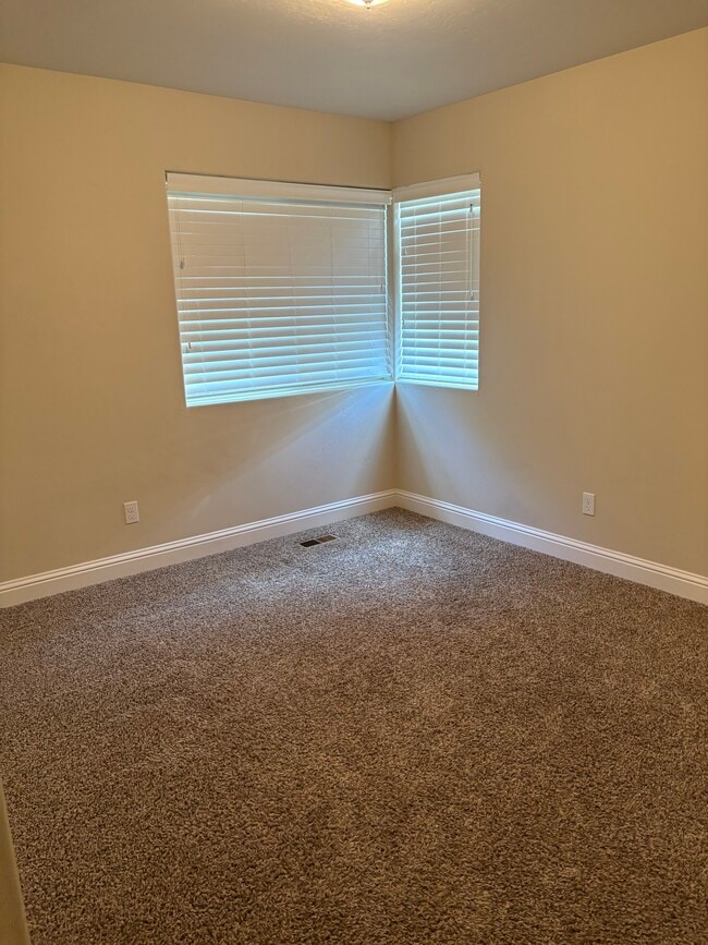 Building Photo - 4694 N Maplestone Ave