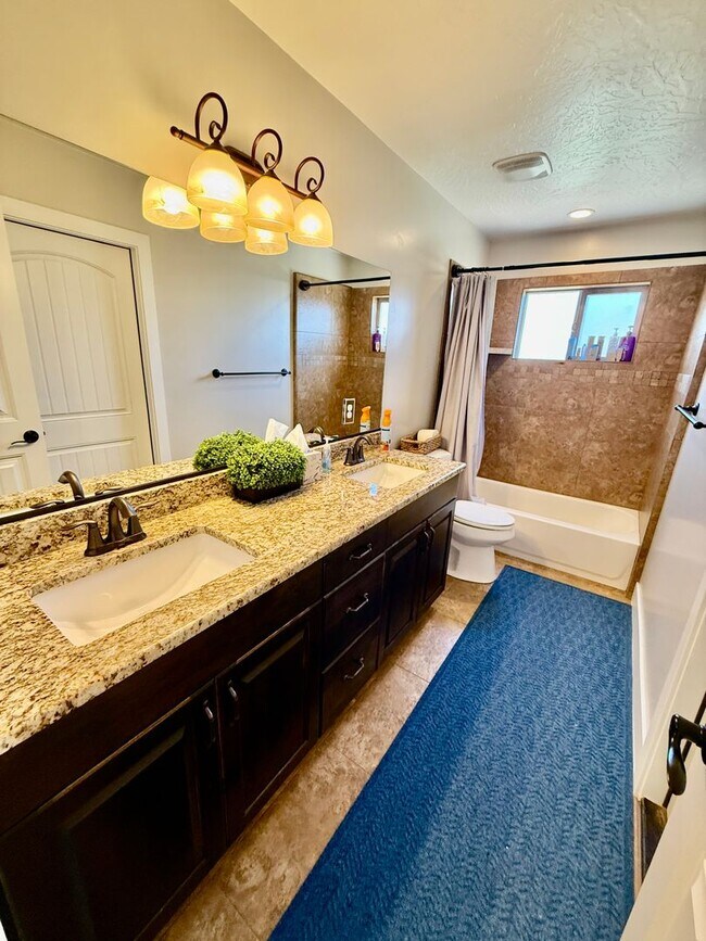 Building Photo - 521 N Creek Ridge Dr