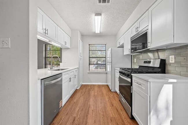 Building Photo - 2409 Berkett Dr