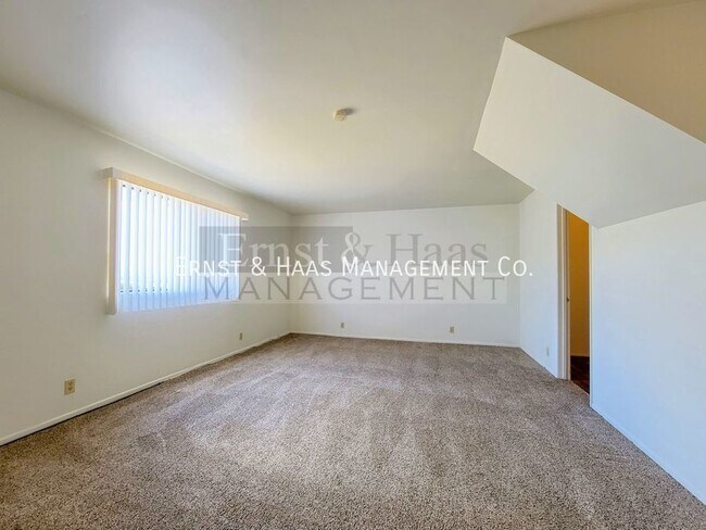 Building Photo - 2755 E Hill St