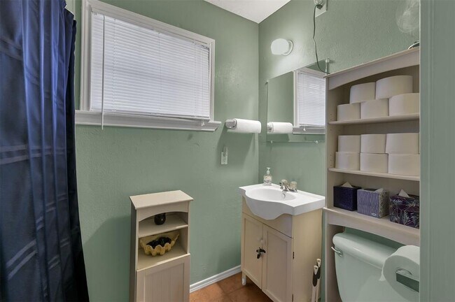 Building Photo - 1004 Mccall Ave