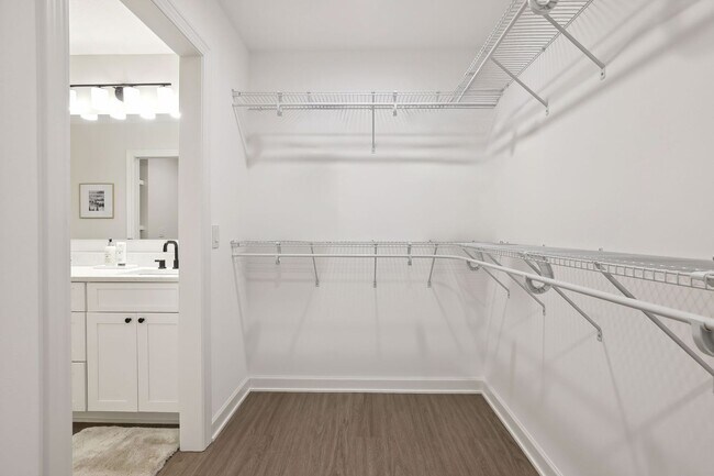 Building Photo - 3 Bedroom Townhome