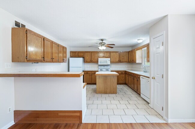 Building Photo - 182 Megan Ln