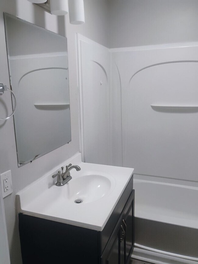 Building Photo - Cozy 2BR Home in KC Northland – Fully Fenced Yard & Fresh Updates