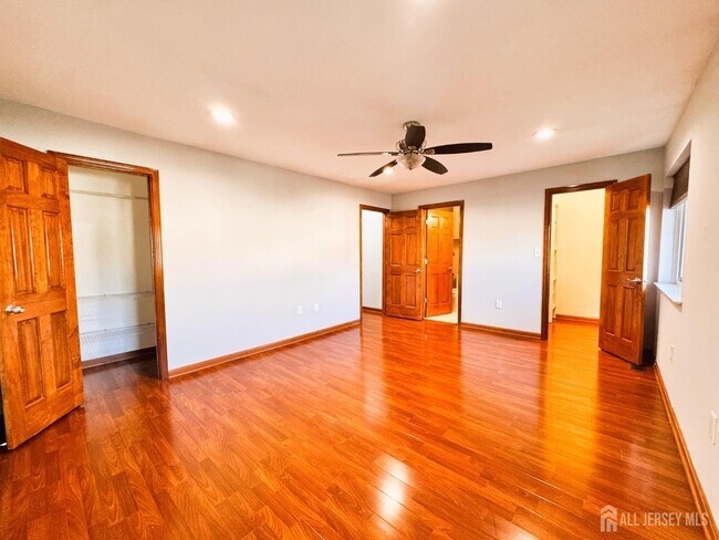 Building Photo - 160 Thoreau Dr