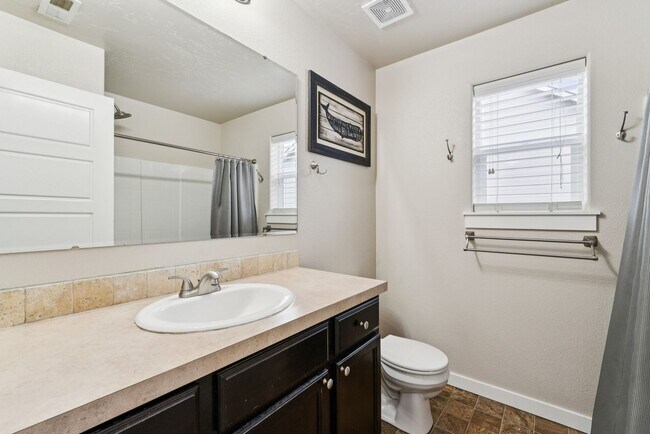 Building Photo - Spacious 4 Bed + Bonus | 3 Bath | 2,760 Sq Ft | Star, Idaho