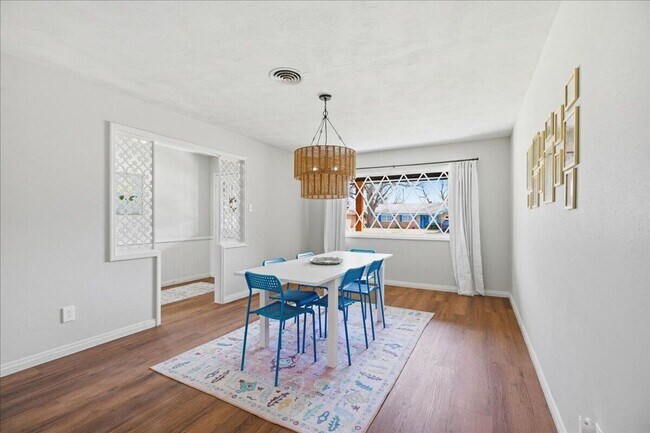 Building Photo - Charming one-of-a-kind 4 Bedroom Home