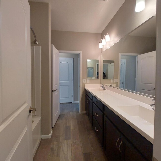 Building Photo - 1025 S 200th Ln