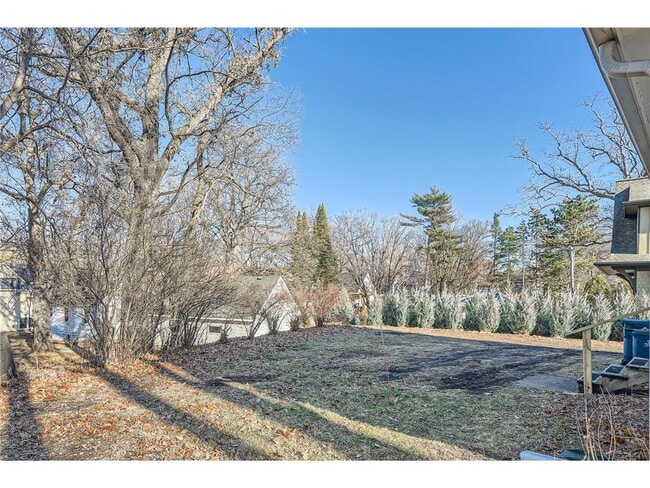 Building Photo - 1045 Lake St E