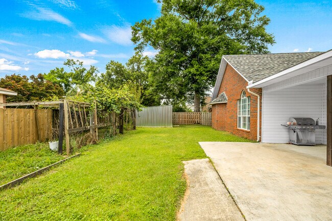 Building Photo - 4/2 Cantonment Property in Kings Road Neighborhood