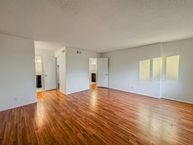 Building Photo - Newly Renovated 3 Bed 2.5 Bath Condo With ...