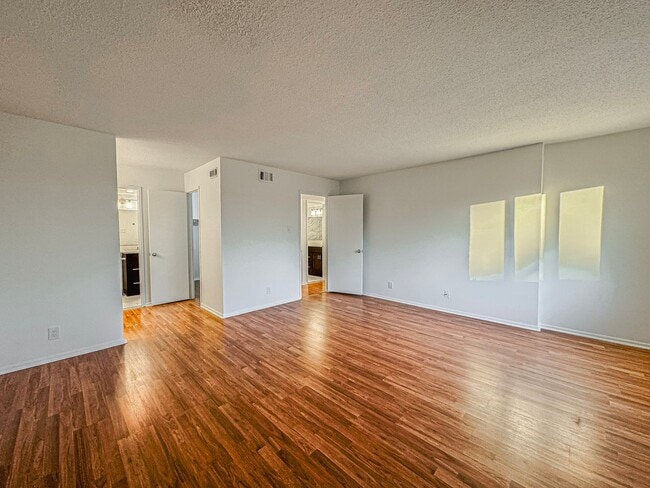 Building Photo - Recently Renovated 3 Bed 2.5 Bath Condo With Balcony In Vibrant Watergate At Landmark - Utilities...