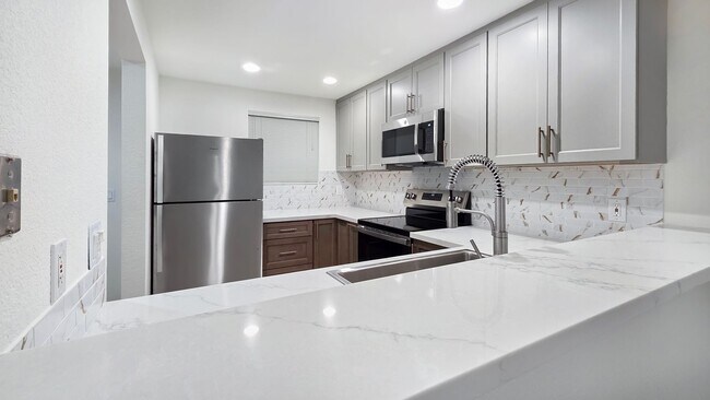 Building Photo - Top-Floor Corner End-Unit with Great Light