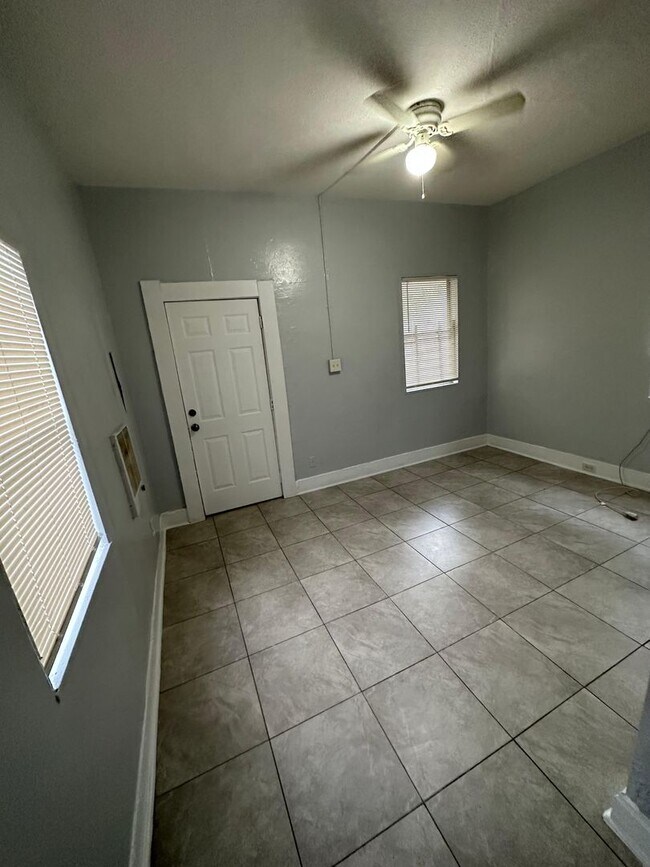 Building Photo - Fully Renovated 1/1 -Single Family  Ready to Move In!