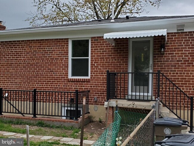 Building Photo - 212 N Van Buren St