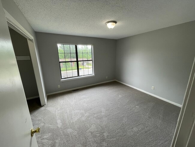 Building Photo - 1212 Henson