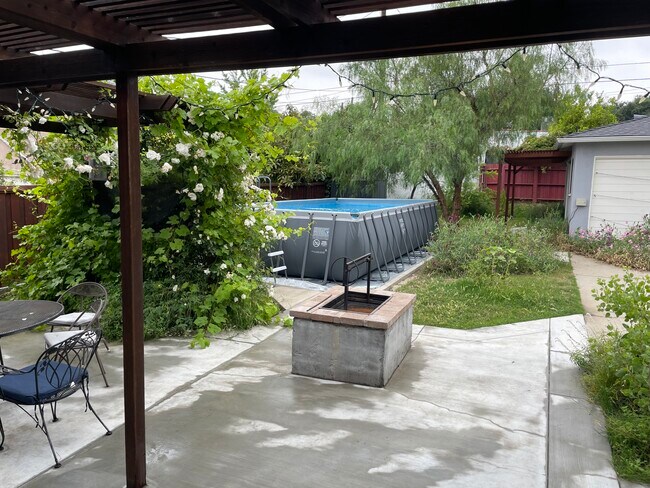 Building Photo - 1157 Palm Terrace