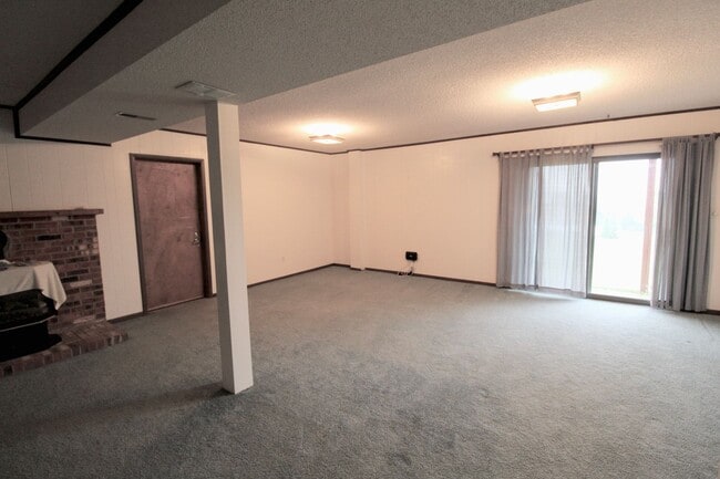 Building Photo - For Rent: Spacious Ranch-Style Home with S...
