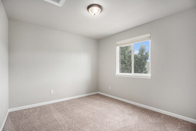 Building Photo - Spacious 4-Bedroom Home with Gourmet Kitch...