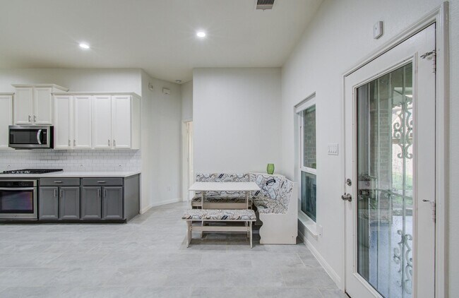 Building Photo - 4639 Regal Shadow Ln