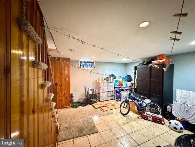 Building Photo - 827 Hampshire Rd