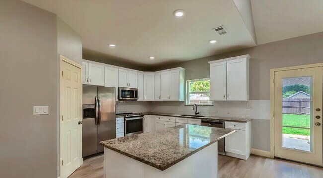 Building Photo - MOVE IN READY