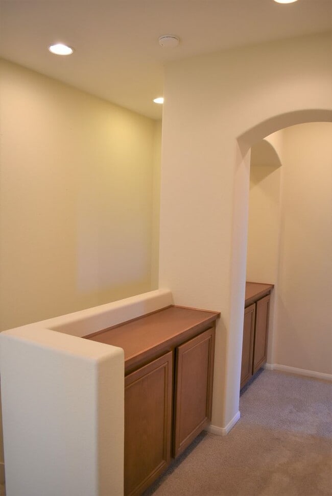 Building Photo - 3 Bedroom 2.5 Bath Townhome in Gated Commu...