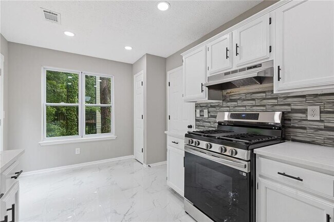 Building Photo - 1111 Pin Oak Dr