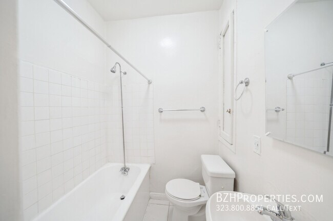 Building Photo - 1267 Vin Scully Ave