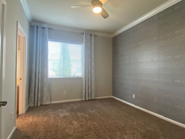 Building Photo - Immaculate home in W. Roseville!