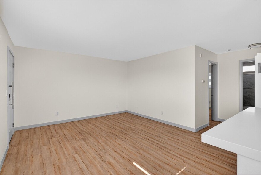 Building Photo - 921 Alamitos Ave