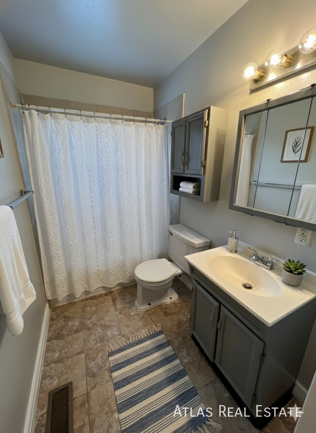 Building Photo - 2509 Wood Ave