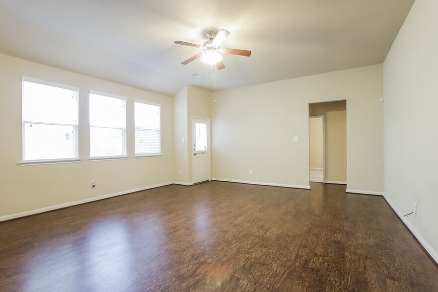 Building Photo - 23703 Maple View Dr