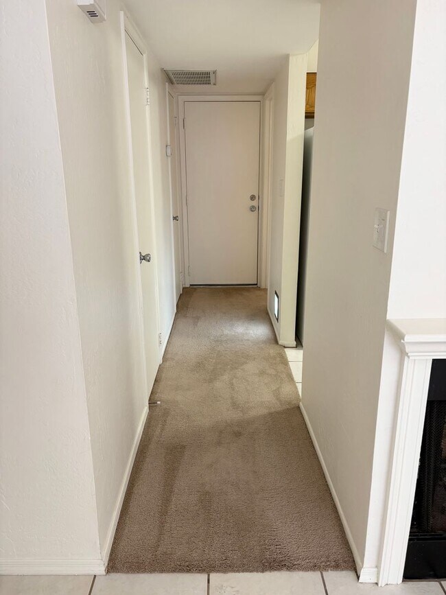 Building Photo - **COZY 2 BEDROOM/1 BATHROOM/GARAGE CONDO I...